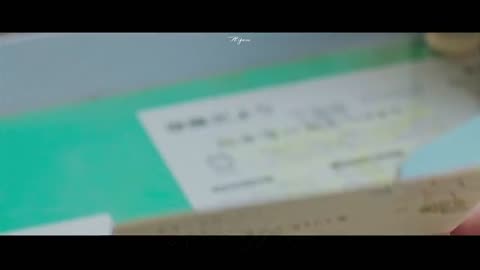 《草莓月亮》

日本2025年酒井麻衣执导的剧情电影
《草莓月亮》是由酒井麻衣执导，冈田惠和编剧，当真亚美、斋藤润、杉野遥亮、中条彩未主演的剧情电影 ，于2025年10月17日在日本上映 。
该片改编自芥川なお的同名小说 ，讲述了身患重病的高中女生樱井萌在生命最后半年里，向同学佐藤日向告白并展开热恋，两人相约观看象征永恒的草莓月亮后萌却消失，由此展开跨越13年的纯爱故事 。
截至2026年6月15日，该片日本累计票房643507美元 。
剧情介绍
生命只剩下半年的樱井萌（当真亚美 饰）在高中一年级春天勇敢地追求自己的爱情。因为身体虚弱，樱井萌几乎都是在家里度过的，没有上学也没有朋友。在被宣告只剩下半年的寿命时，家人沉浸在悲伤中，但樱井萌却因为某种原因决定去上高中。入学典礼那天，樱井萌第一次见到同班同学佐藤日向（斋藤润 饰）就突然向他表白，虽然日向很惊讶，但还是接受了樱井萌的热情追求，两人开始交往。作为恋人，两人逐渐拉近了距离，并在樱井萌生日当天，他们一起去看了传说中一定会永远在一起的草莓月亮。然而，从那天开始，樱井萌就从学校消失了，也无法取得联系 。

电影资源 
http://duanjufenxiang.ongugu.com/