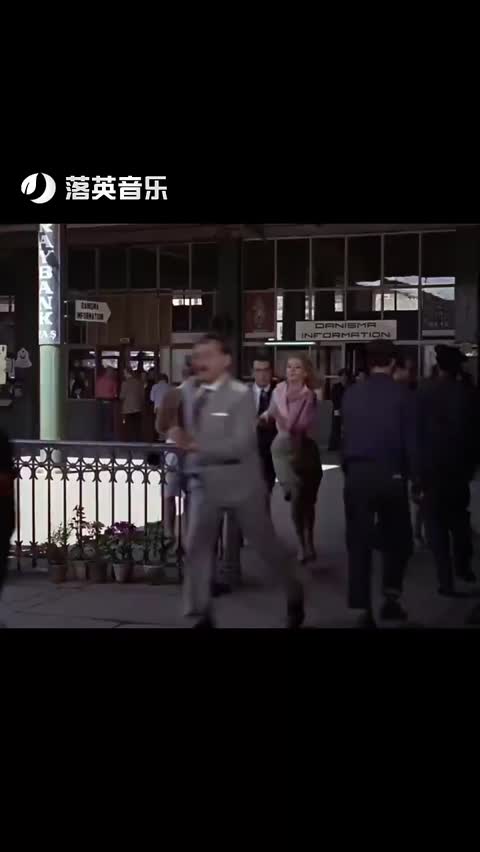 《007之俄罗斯之恋》

英国1963年特伦斯·杨执导动作片
《007之来自俄国的爱情》是一部由特伦斯·杨执导，肖恩·康纳利、丹妮拉·碧安琪等联合主演的动作片。电影于1963年10月10日在英国上映。
该片讲述了英国特工詹姆斯·邦德协助掌握重要情报的苏联女子逃往西方，却陷入恶魔党的圈套，最终死里逃生的故事。
剧情简介
魔鬼党准备利用苏联驻土耳其大使馆以及英国情报局之手，得到苏联最新研制的密码器。苏联驻土耳其大使馆的译码员在毫不知情的情况之下被选为了偷取密码器的人选，而英国情报局则派出了007号情报员詹姆斯·邦德（肖恩·康纳利饰）前往土耳其来完成这项充满了危险的任务。雷迪（罗伯特·肖饰）是魔鬼党的头号杀手，一直从未失手。由于007屡次破坏魔鬼党的好事，魔鬼党决心除掉他，于是放出情报说英国军方一直渴望得到的密码机在俄国。同时，俄国女郎塔迪娜（丹妮拉·碧安琪饰）向英国军方提出要求，只要他们协助她逃往西方，即可奉上密码机。英国军方于是派出007前往俄国接应塔迪娜，拿回密码机。这边，魔鬼党早已准备好天罗地网等待007的到来。007陷入重围，数次死里逃生，最终顺利脱险，返回伦敦。

电影资源 
http://duanjufenxiang.ongugu.com/