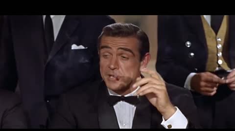 《007之诺博士》

英国1962年特伦斯·杨执导的电影
《007之诺博士》是由特伦斯·杨执导，肖恩·康纳利、乌苏拉·安德丝主演的动作片。影片于1962年10月5日在英国上映。
该片是007系列的开山之作，故事讲述詹姆斯·邦德奉命前往加勒比海调查情报员的死因，并在当地渔民库洛及CIA情报员莱特的协助下破坏神秘岛实验室的故事。
剧情简介
英国中央情报局布置在牙买加的秘密间谋史席威中校和他的秘书突然被神秘杀害，为了弄清原因， 007号情报员詹姆斯·邦德奉命去牙买加察清真相。
史席威中校生前正因一项导弹试验计划与美国中情局在合作，因此邦德到了牙买加首先联系上了美国方面的黎特中尉。经过调查，邦德发现史席威是因发觉了有诺博士的一些秘密而被杀灭口的。诺博士是中国人，他买下了一个叫蟹礁的岛，在岛上从事某种神秘活动。邦德发现在政府工作的秘书正是诺博士的人，他将计就计，利用她杀死了诺博士派来的杀手。
在渔民库洛的帮助下，邦德潜入了蟹礁。在岛上遇到了一位漂亮迷人的海洋生物学专家哈妮。在与岛上守卫的激战中，库洛被杀死，邦德与哈妮被抓关了起来。原来诺博士是魔鬼党的成员，他在岛上建造了一个原子能基地，试图通过这里破坏一次导弹试验，并利用它进行恐怖活动。
邦德想方设法从关押的密室的通气孔逃出，并假扮成岛上的工作人员，混进了控制大厅。诺博士已开启了反应堆，并开始进行倒数。危急之下，邦德打开了节流阀，破坏了反应堆并引起了剧烈的大爆炸。诺博士死于搏斗之中。岛上陷入一片混乱，邦德及时救出了哈妮，两人驾驶快艇离开了蟹礁。007成功地完成了任务，与女友沉浸在爱情的甜蜜之中。

电影资源 
http://duanjufenxiang.ongugu.com/