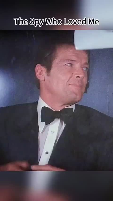 《007之海底城》

1976年的邦德电影
《007之海底城》是由刘易斯·吉尔伯特执导，罗杰·摩尔、芭芭拉·贝芝、尤尔根斯·库尔特、理查德·基尔、卡罗琳·莫罗主演的动作电影，该片于1977年7月7日在英国上映。
该片主要讲述英国军情六处的特工邦德与克格勃女间谍联手行动，调查航海大亨称霸世界的阴谋，并摧毁海底城的故事 。
剧情简介
世界巨富航业大亨卡尔·斯特龙伯格（尤尔根斯·库尔特饰）为征服世界，满足他自己的野心，建立了一座“海底城”。他高薪聘请科学家发展潜水艇跟踪系统，将英、苏核子动力潜艇占为己有，并将其配置的核子飞弹对准纽约和莫斯科，准备一口气消灭两个超级强国，雄霸世界。正当英、苏双方因核子潜艇离奇失踪。英国方面派出007号情报员詹姆斯·邦德（罗杰·摩尔饰）去查明真相，而苏联方面则派出了代号“X3”的女特工安雅少校。循着线索来到埃及开罗的詹姆斯·邦德发现掌握着潜艇追踪系统信息的联络人相继死去，而邦德也遭到“大钢牙”等众多杀手的追杀。一场场交锋之后，007与苏联女情报员一起来到海底基地，经过斗智斗勇的生死之战后，终于毁掉了海底基地 。

电影资源 
http://duanjufenxiang.ongugu.com/