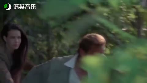 《007之最高机密》

《007之最高机密》是约翰·格兰执导，罗杰·摩尔、卡洛尔·布盖等主演的动作片。该片是007系列电影的第十二集，于1981年6月26日在美国上映。
该片讲述了詹姆斯·邦德和美琳娜一同从沉船上寻找发射机，他们必须抢在苏联得到之前将之夺回或摧毁的故事 。
英国一艘间谍船在希腊爆炸，船上有一个发射机，可使整个北极星飞弹系统全部报废。哈维洛克先生在寻找这项装置时不幸被杀身亡，他的女儿美琳娜（卡洛尔·布盖饰）试图进行报仇，007号特工詹姆斯·邦德（罗杰·摩尔饰）说服美琳娜一同去从沉船上取下发射机，但是从水下返回时被抓，幕后黑手却悄然而至，而敌对势力的买家也寻踪而来。007在逃出后，根据种种线索发现发射机被带到了一个孤山顶上的一个修道院中，007历尽艰险，终于将发射机扔下山崖摔毁。

电影资源 
http://duanjufenxiang.ongugu.com/