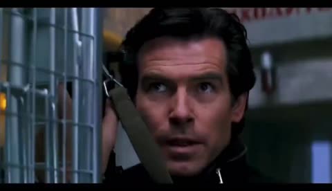 《007之黄金眼》

1995年马丁·坎贝尔执导影片
《007之黄金眼》是一部由马丁·坎贝尔导演，皮尔斯·布鲁斯南、肖恩·宾、伊沙贝拉·斯科鲁普科、法米克·詹森、朱迪·丹奇主演的动作片。该片讲述了邦德找回被前苏联叛变军官劫走的黄金眼，并面对他昔日战友的故事。影片于1995年上映。

电影资源免费下载
http://duanjufenxiang.ongugu.com/