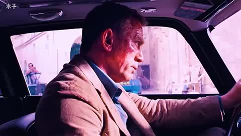 《007：幽灵党》

美国、英国2015年萨姆·门德斯执导的动作惊悚片
《007：幽灵党》是由美国哥伦比亚影片公司出品，萨姆·门德斯执导，约翰·洛根、尼尔·珀维斯等编剧，丹尼尔·克雷格、克里斯托弗·瓦尔兹、蕾雅·赛杜等主演的动作惊悚片 。该片于2015年10月26日在英国上映，同年11月6日在美国上映。
该片是《007》系列的第24部电影，讲述了因为一条来自过去的加密信息，邦德逐步揭开了一个邪恶组织的神秘面纱，为了保全安全机构的正常运转，邦德的上司M与政治势力展开一番争斗，邦德也开始探寻幽灵党恐怖真相的故事 。
2016年，该片第88届奥斯卡金像奖最佳原创歌曲奖、第42届美国电影电视土星奖最佳动作冒险电影提名 。截止2025年8月26日，该片全球票房880674609美元 。
詹姆斯·邦德（丹尼尔·克雷格饰）是在苏格兰长大的孤儿，天幕庄园承载着他童年的记忆。天幕庄园炸毁之际，唯有一张幸存的老照片令邦德难以释怀。照片上邦德父亲站在邦德和另一个孩子中间，那个孩子的身份令人生疑。
在已逝去的M夫人（朱迪·丹奇饰）的指引下，邦德开始了一次神秘任务，从墨西哥城到最终的罗马他邂逅了美艳的露西亚·斯琪拉（莫妮卡·贝鲁奇饰），而她则是意大利黑手党头目的遗孀，在那里邦德潜入到了一个密会中，揭开了一个名叫幽灵党的邪恶组织背后的秘密。
然而，远在伦敦的国家安全中心的新任负责人马克思·登彼（安德鲁·斯科特饰）怀疑邦德这次行动的目的，并挑战M先生（拉尔夫·费恩斯饰）掌权的军情六处的地位。然而邦德暗中召集了钱班霓（娜奥米·哈里斯饰）和Q博士（本·卫肖饰），协助他寻找他宿敌的女儿玛德琳·斯旺（蕾雅·赛杜饰）的下落，玛德琳·斯旺手里握有解开幽灵党秘密的线索。作为一名杀手的女儿，斯旺比绝大多数人更了解邦德，正当邦德冒险潜入幽灵党中心时，他得知自己与他寻找的敌人弗兰兹·奥博豪斯（克里斯托弗·沃尔兹饰）之间有着骇人的联系 。

电影资源 
http://duanjufenxiang.ongugu.com/